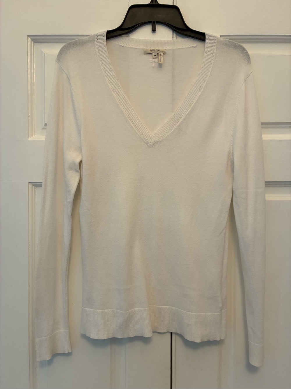 Tyler Boe Women's V-Neck Long Sleeve Fitted Sweater in White